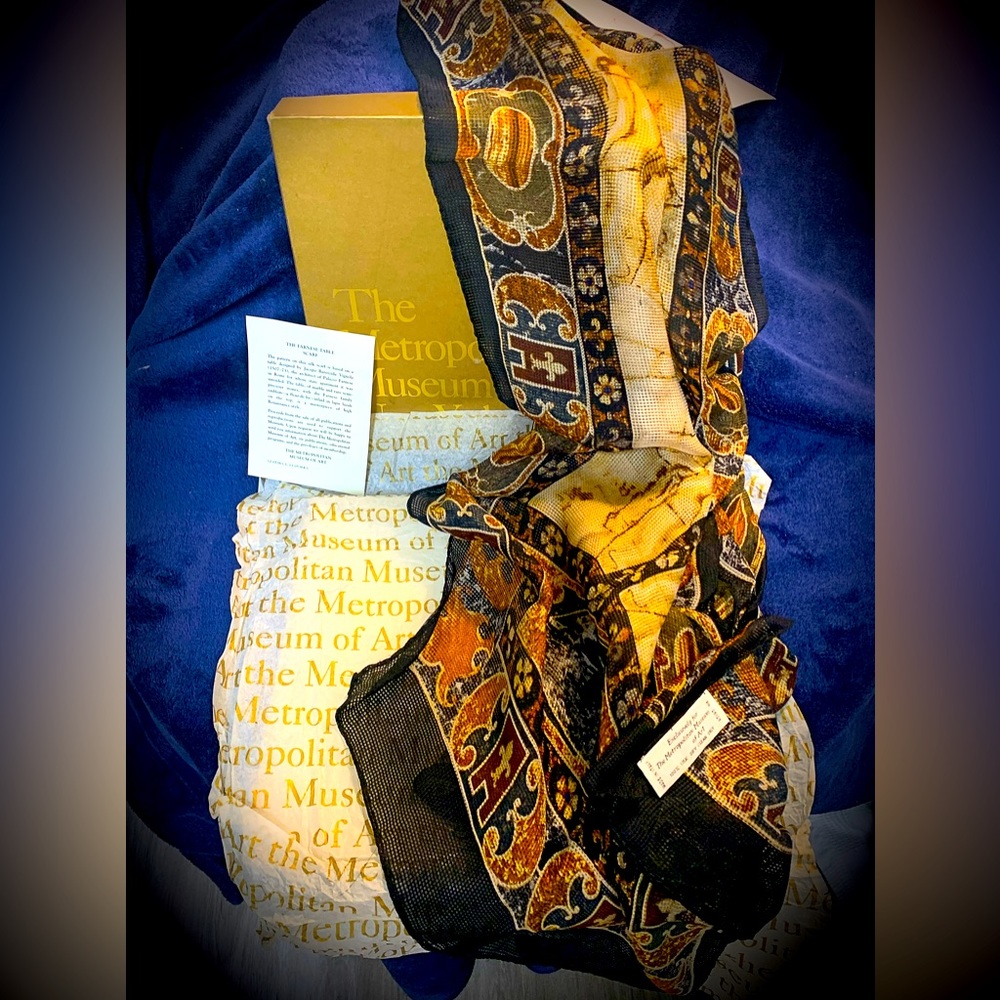 The Metropolitan Museum of Art 100% Silk Farnese Table Scarf, NWOT - Beautiful!
